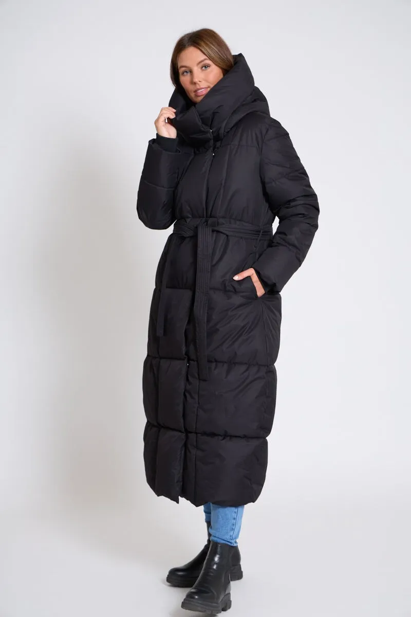 BLACK QUILTED LONGLINE BELTED HOODED COAT